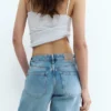 Jeans mit niedriger Leibhöhe und weitem Bein Jeans mit niedriger Leibhöhe und weitem Bein
