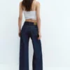 Jeans mit niedriger Leibhöhe und weitem Bein Jeans mit niedriger Leibhöhe und weitem Bein