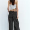 Jeans mit niedriger Leibhöhe und weitem Bein Jeans mit niedriger Leibhöhe und weitem Bein