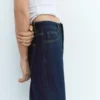Jeans mit niedriger Leibhöhe und weitem Bein Jeans mit niedriger Leibhöhe und weitem Bein