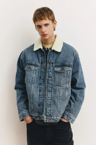 Jeansjacke mit Kunstfellkragen