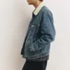 Jeansjacke mit Kunstfellkragen