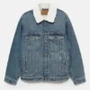 Jeansjacke mit Kunstfellkragen