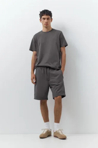 Jogger-Bermudashorts und T-Shirts im Set