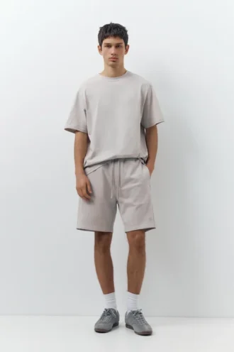 Jogger-Bermudashorts und T-Shirts im Set