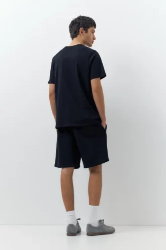 Jogger-Bermudashorts und T-Shirts im Set
