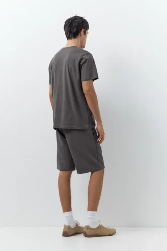 Jogger-Bermudashorts und T-Shirts im Set