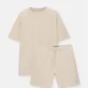 Jogger-Bermudashorts und T-Shirts im Set