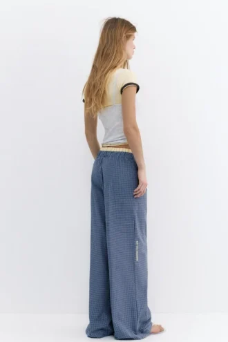 Karierte Hose im Pyjama-Stil mit Abnähern Karierte Hose im Pyjama-Stil mit Abnähern