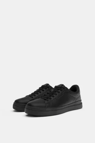 Klobige Basic-Sneaker