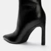 Kniehohe Stiefel mit hohem Absatz