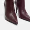 Kniehohe Stiefel mit hohem Absatz