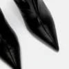 Kniehohe Stiefel mit hohem Absatz
