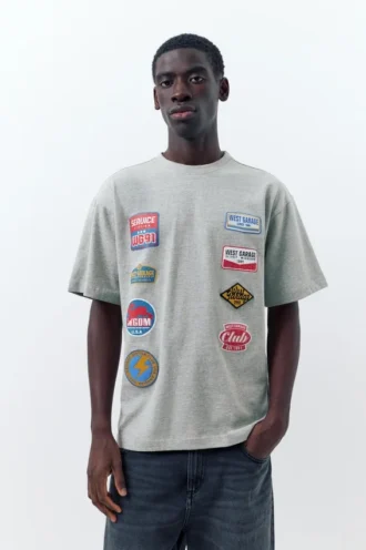 Kurzarm-T-Shirt mit Aufnähern