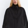Kurze Jacke in Nylon-Optik Kurze Jacke in Nylon-Optik
