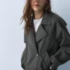 Kurzer Trenchcoat in Ballon-Silhouette Kurzer Trenchcoat in Ballon-Silhouette