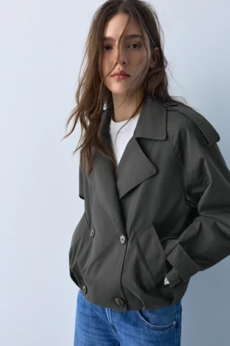 Kurzer Trenchcoat in Ballon-Silhouette