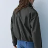 Kurzer Trenchcoat in Ballon-Silhouette Kurzer Trenchcoat in Ballon-Silhouette