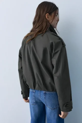 Kurzer Trenchcoat in Ballon-Silhouette