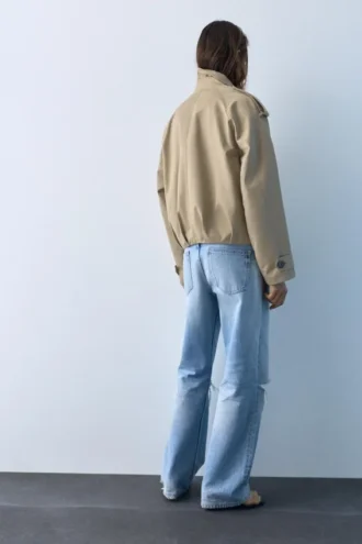 Kurzer Trenchcoat in Ballon-Silhouette
