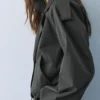 Kurzer Trenchcoat in Ballon-Silhouette Kurzer Trenchcoat in Ballon-Silhouette