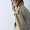 Kurzer Trenchcoat in Ballon-Silhouette Kurzer Trenchcoat in Ballon-Silhouette