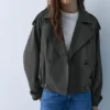 Kurzer Trenchcoat in Ballon-Silhouette Kurzer Trenchcoat in Ballon-Silhouette