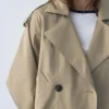 Kurzer Trenchcoat in Ballon-Silhouette Kurzer Trenchcoat in Ballon-Silhouette