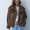 Kurzer Trenchcoat mit hohem Kragen Kurzer Trenchcoat mit hohem Kragen