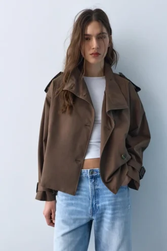 Kurzer Trenchcoat mit hohem Kragen