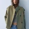 Kurzer Trenchcoat mit hohem Kragen