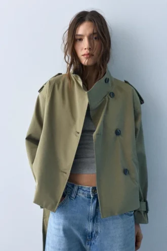 Kurzer Trenchcoat mit hohem Kragen