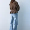 Kurzer Trenchcoat mit hohem Kragen Kurzer Trenchcoat mit hohem Kragen
