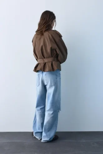 Kurzer Trenchcoat mit hohem Kragen