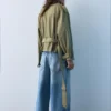 Kurzer Trenchcoat mit hohem Kragen