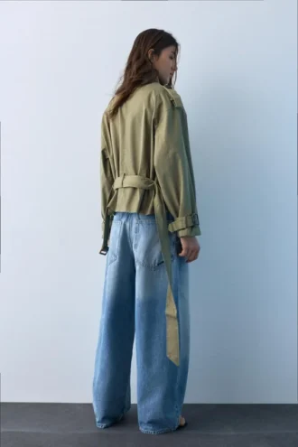 Kurzer Trenchcoat mit hohem Kragen