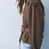 Kurzer Trenchcoat mit hohem Kragen Kurzer Trenchcoat mit hohem Kragen