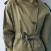 Kurzer Trenchcoat mit hohem Kragen