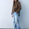 Kurzer Trenchcoat mit hohem Kragen Kurzer Trenchcoat mit hohem Kragen
