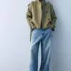 Kurzer Trenchcoat mit hohem Kragen