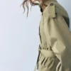 Kurzer Trenchcoat mit hohem Kragen