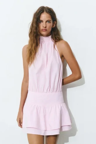 Kurzes gestreiftes Neckholder-Kleid