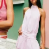 Kurzes gestreiftes Neckholder-Kleid
