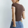 Kurzärmeliges T-Shirt mit Rippstrick Kurzärmeliges T-Shirt mit Rippstrick