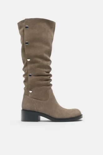 Leder-Stiefel mit hohen Absätzen und Nieten
