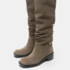 Leder-Stiefel mit hohen Absätzen und Nieten