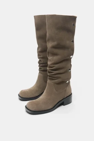 Leder-Stiefel mit hohen Absätzen und Nieten