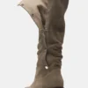 Leder-Stiefel mit hohen Absätzen und Nieten