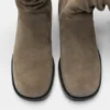 Leder-Stiefel mit hohen Absätzen und Nieten
