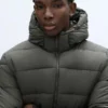 Leichte Daunenjacke mit Kapuze Leichte Daunenjacke mit Kapuze